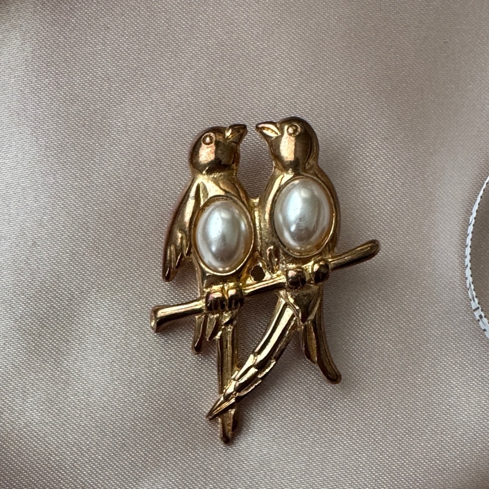 Goldtone and faux pearl Bird Brooch 🐤